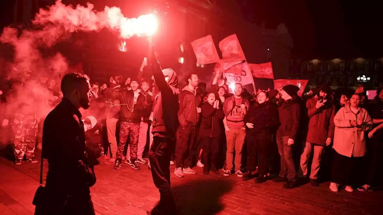 Detienen a cientos de personas en Francia en medio de protestas contra el plan de pensiones impulsado por Macron