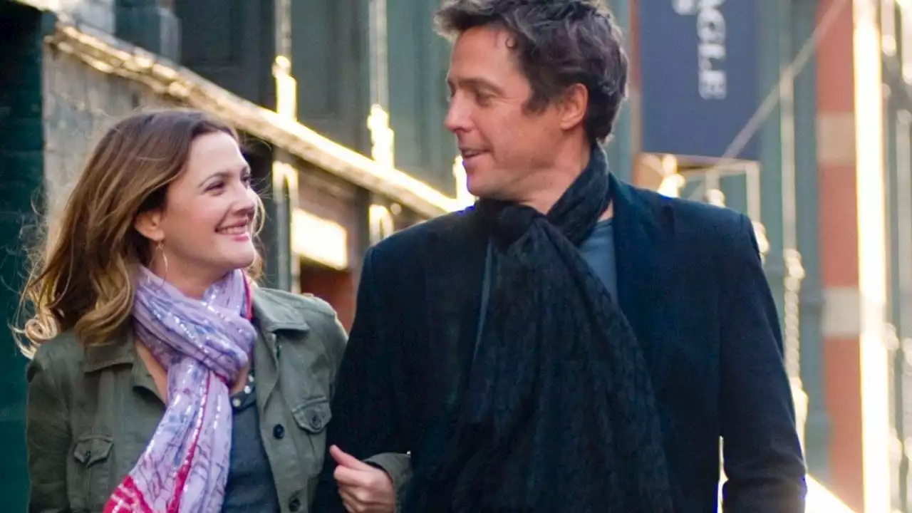 Hugh Grant su Drew Barrymore: 'Ci sono cani che abbaiano meglio di come canta lei'