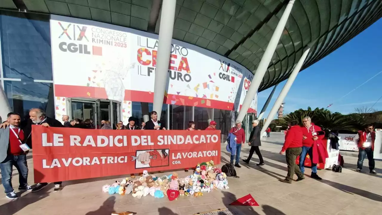 Meloni al congresso Cgil: palazzetto blindato, prime proteste con peluche e «Bella ciao»