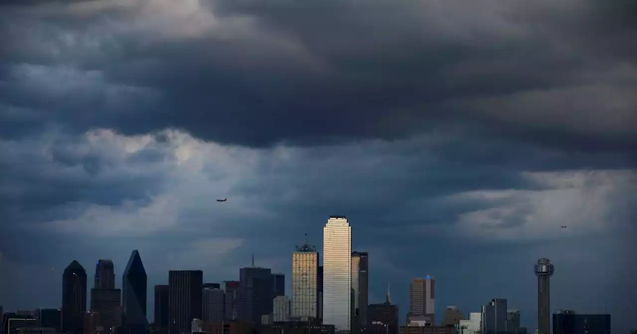 Live updates: Flights canceled, thunderstorm warning in effect in Dallas County