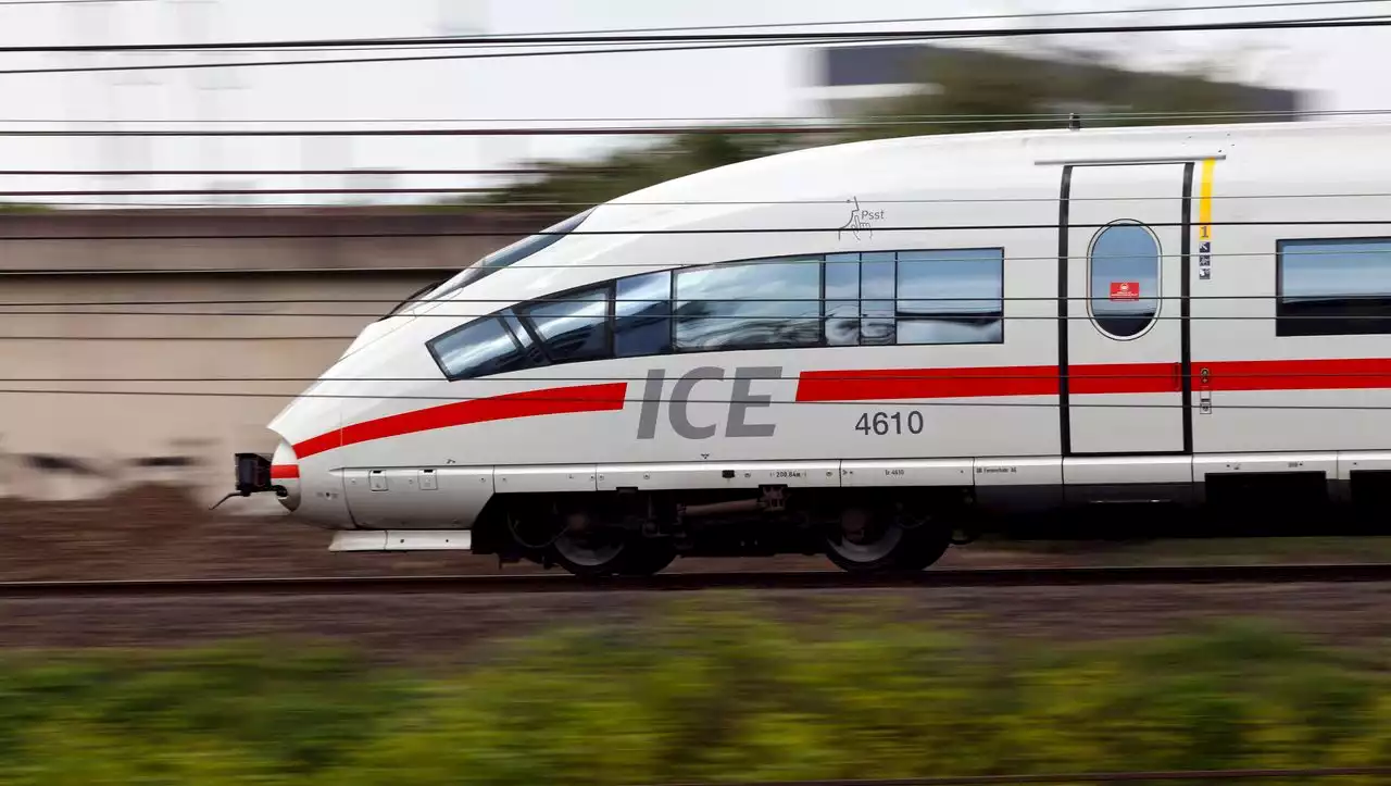 Dierdorf in Rheinland-Pfalz: Wohl Jugendlicher auf den Gleisen – ICE muss bei 300 km/h bremsen