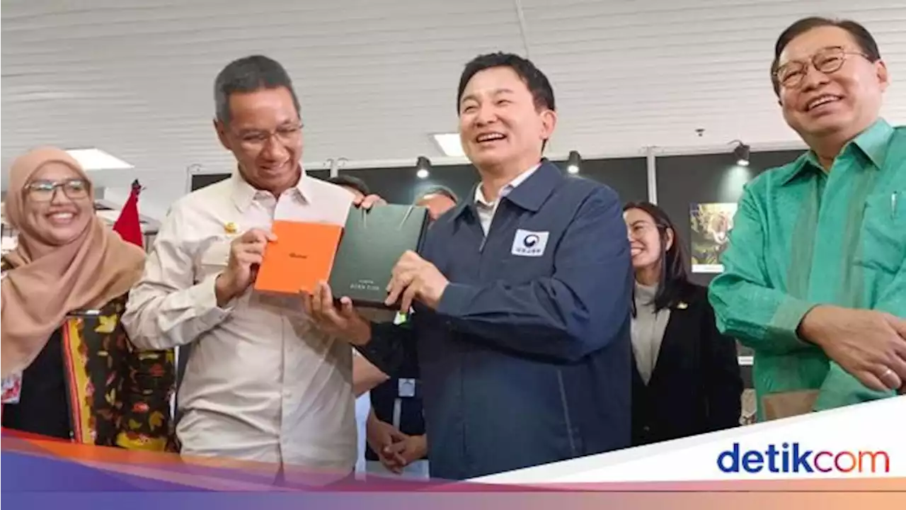 Momen Pj Gubernur DKI Dapat Album BTS dan BLACKPINK dari Menteri Korsel