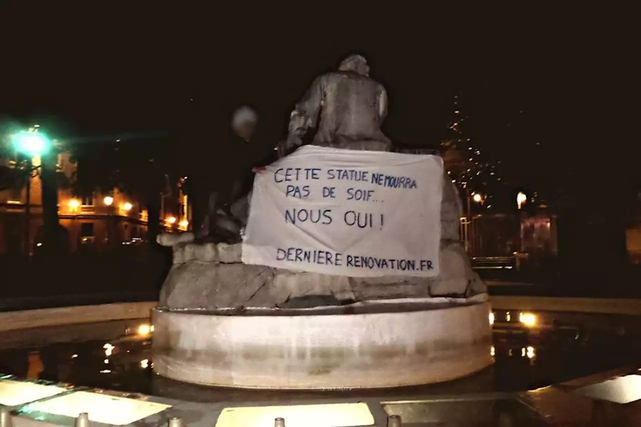 Climat : le collectif Dernière Rénovation rhabille des statues à Toulouse avec des messages politiques