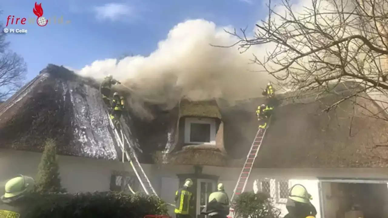 D: Brennender Dachstuhl eines Reetdach-Hauses in Lachendorf