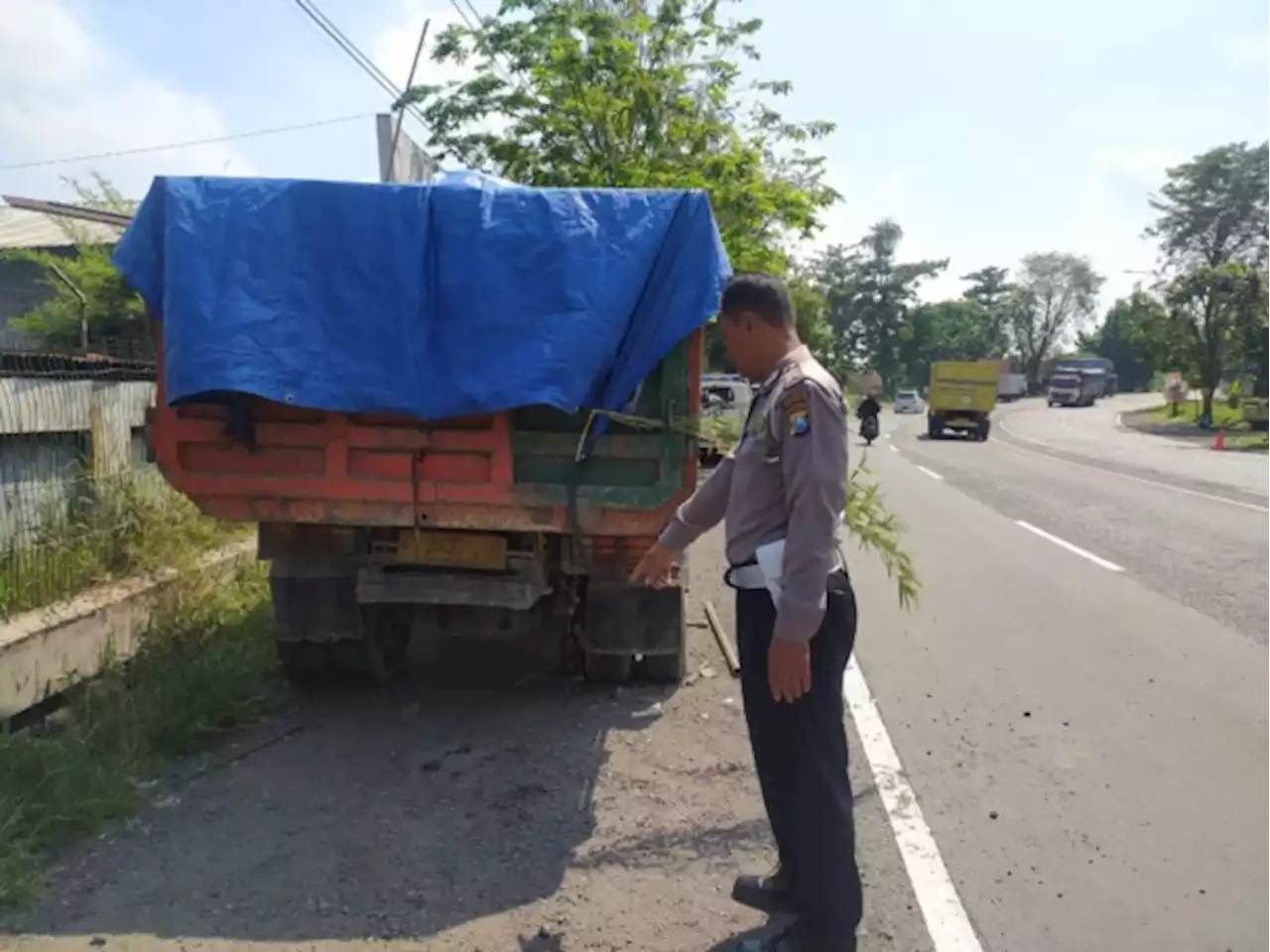 Pemuda 22 Tahun Tabrak Bokong Truk di Balongbendo