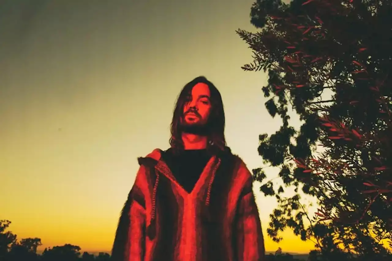 Tame Impala en Lollapalooza: en muletas y de buen humor, Kevin Parker se prepara para cerrar la segunda noche del festival