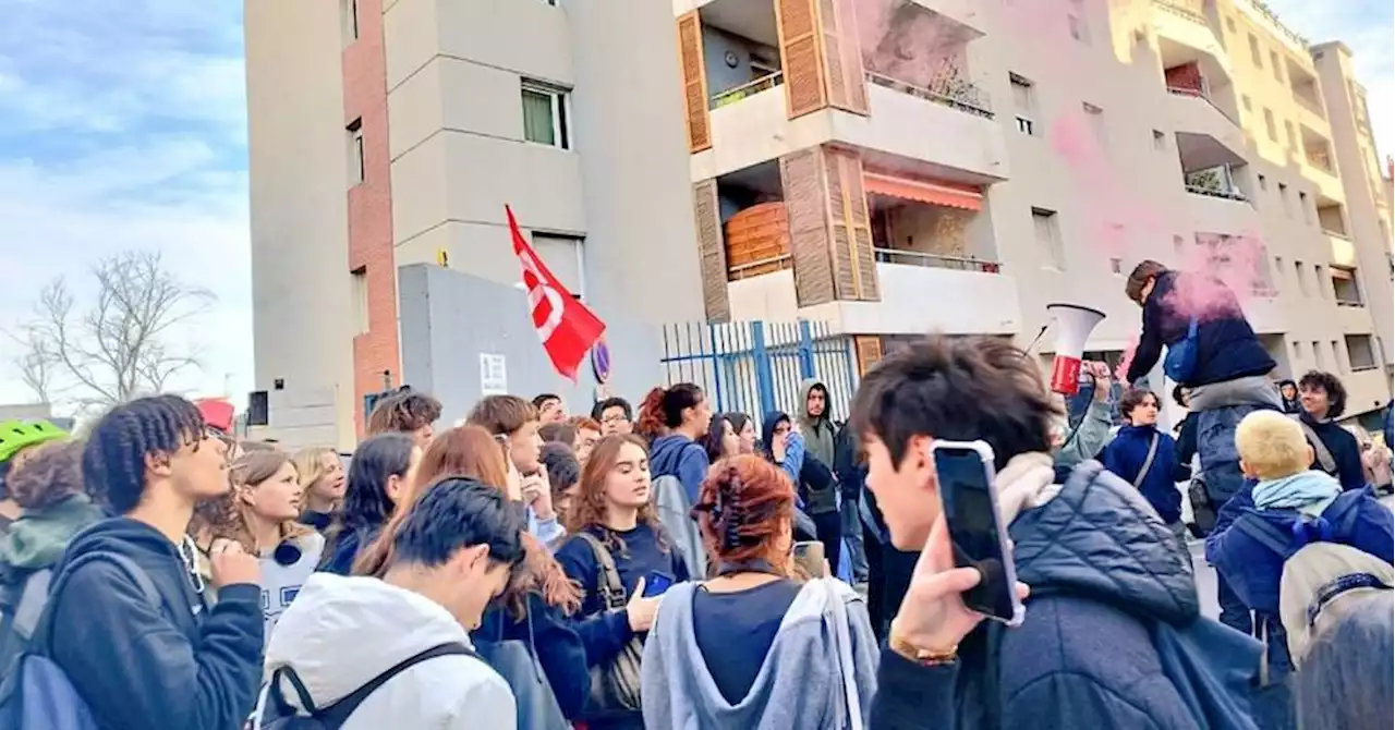 Réforme des retraites : les lycéens bloquent le lycée Saint-Charles à Marseille