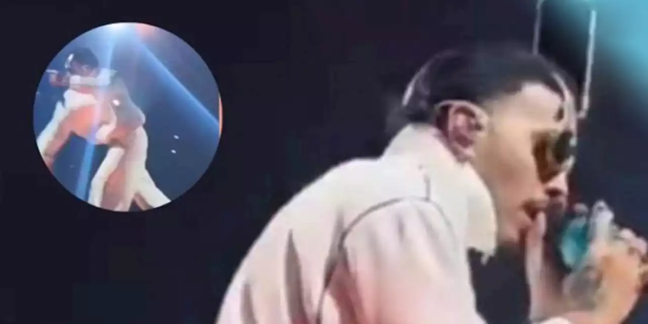 Golpean a Rauw Alejandro en la cabeza con un celular en pleno concierto (VIDEO)