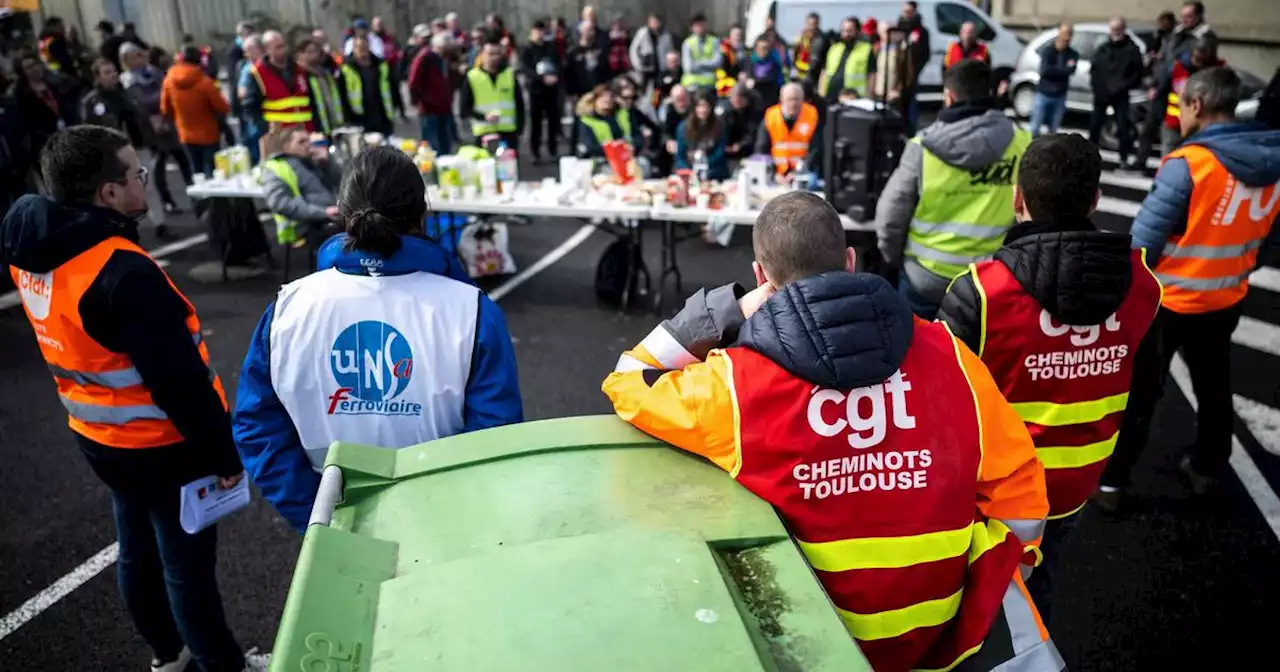 EN DIRECT - Retraites : les syndicats de la SNCF appellent à poursuivre la grève reconductible