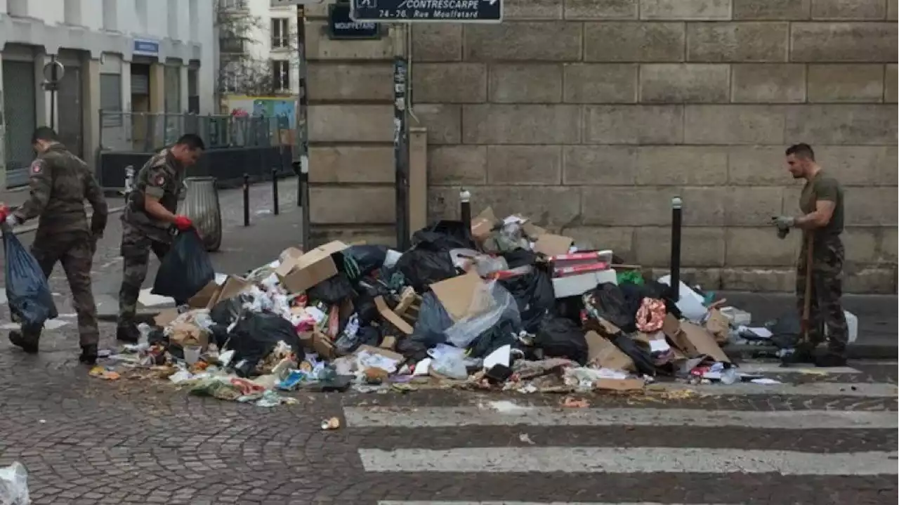 Que font ces militaires qui ramassent des ordures dans Paris ?