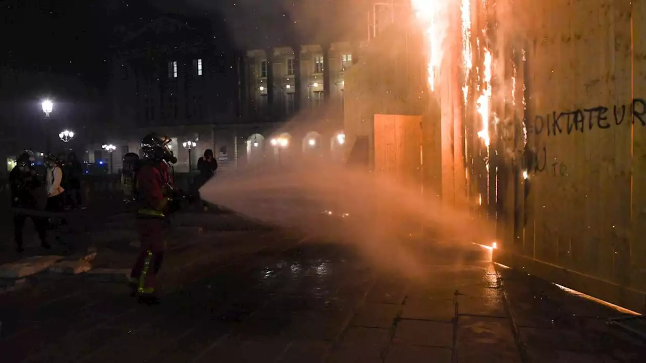 Retraites : la manifestation spontanée dégénère place de la Concorde à Paris