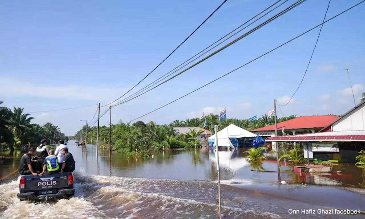 PM Anwar directs all ministries to help in Johor in post-flood works