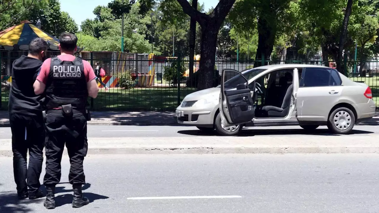 Uno de los jefes policiales dijo haber visto un arma en el auto de Lucas González