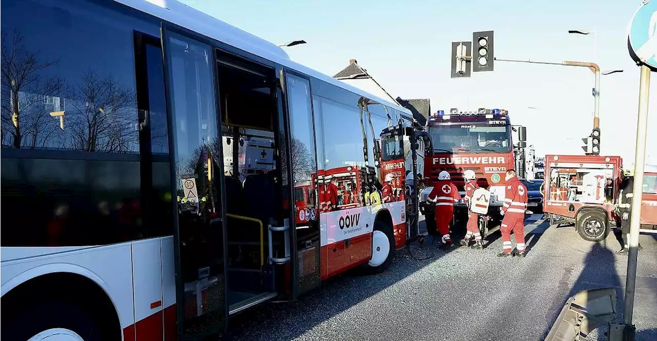 Bus fuhr auf Pkw auf – drei Verletzte