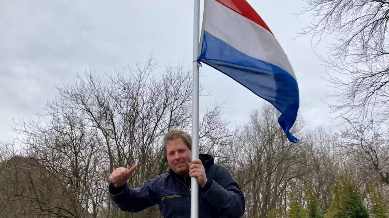 In Benningbroek hangt de Nederlandse vlag weer zoals hij hoort: 'Gerechtigheid'