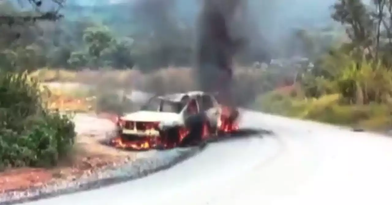 Hombres armados quemaron vehículo en el que se movilizaba una líder indígena en Valle del Cauca