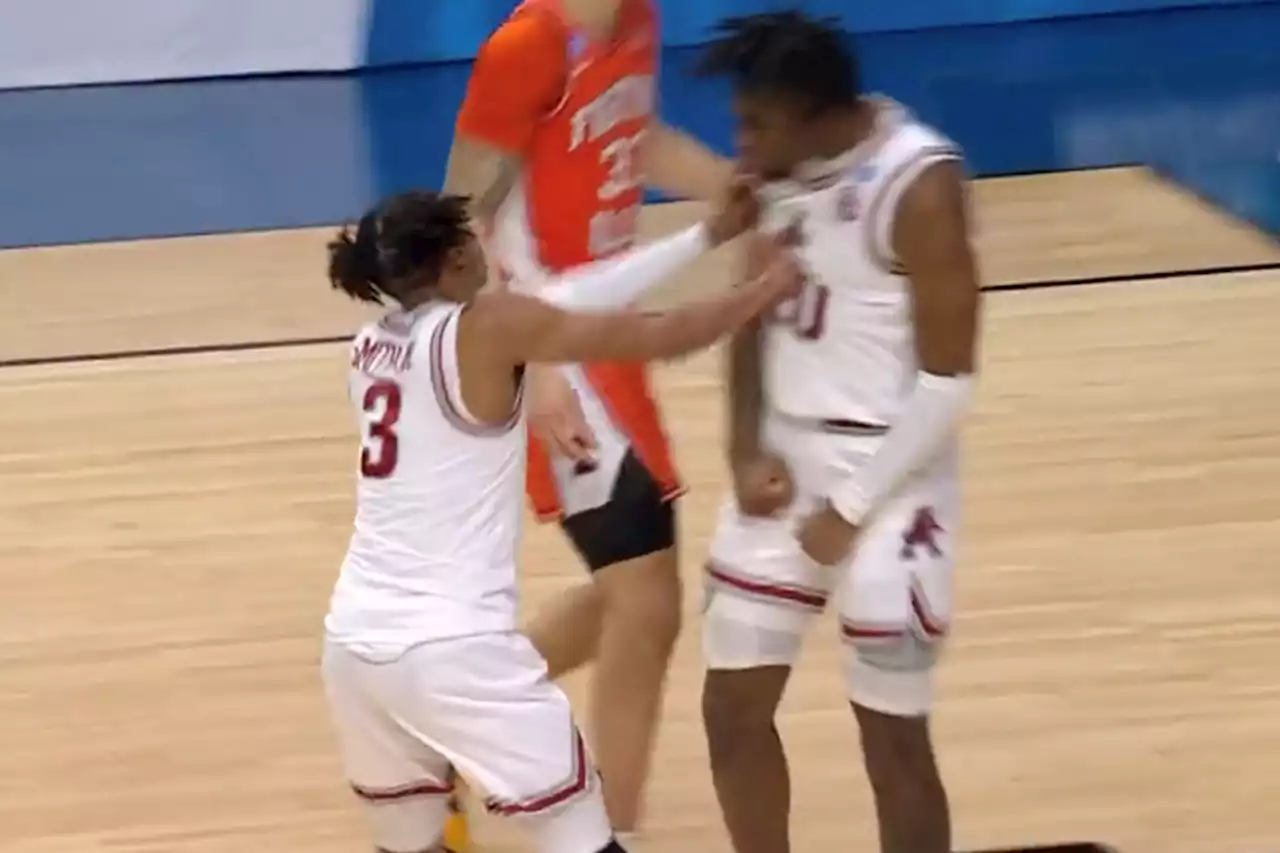 Fired up Arkansas star Nick Smith shoves teammate to ground in March Madness 2023 celebration