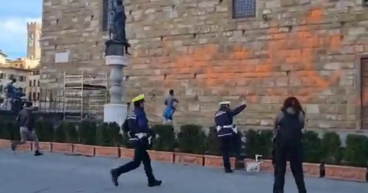 Firenze, imbrattano Palazzo Vecchio davanti ai turisti: la corsa disperata dei vigili e del sindaco