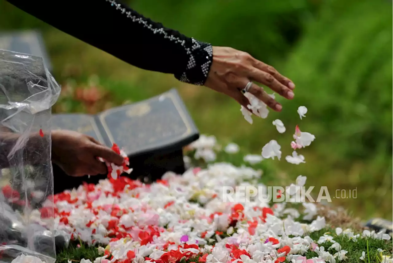 Tabur Bunga Makam Saat Ziarah Jadi Tradisi Kuat di Indonesia, Apa Hukumnya? |Republika Online