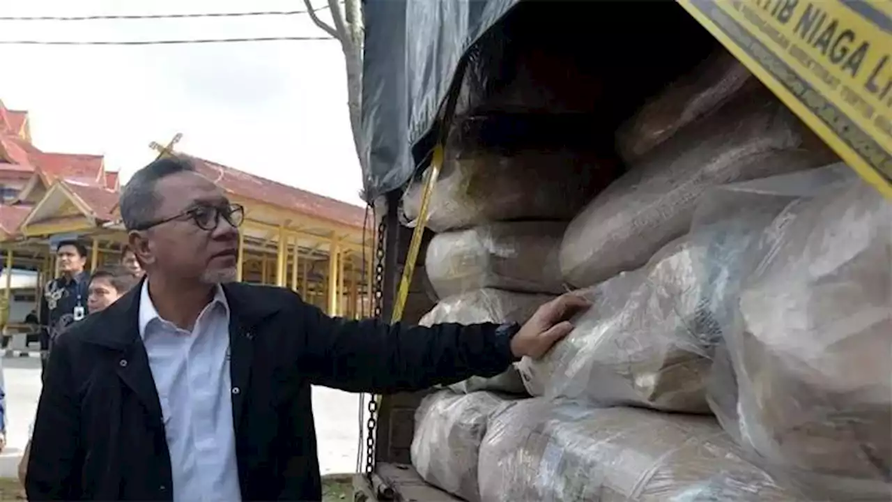 Mendag Zulkifli Hasan Musnahkan Barang Bekas Impor Senilai Rp 10 miliar