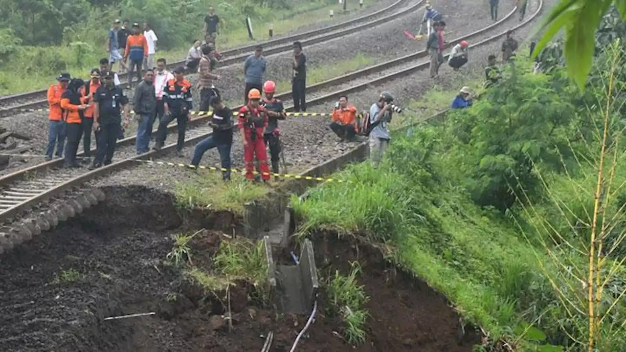 Tinjau Jalur Kereta Bogor-Sukabumi Terdampak Longsor, Budi Karya: Perbaikan Sudah Dilakukan