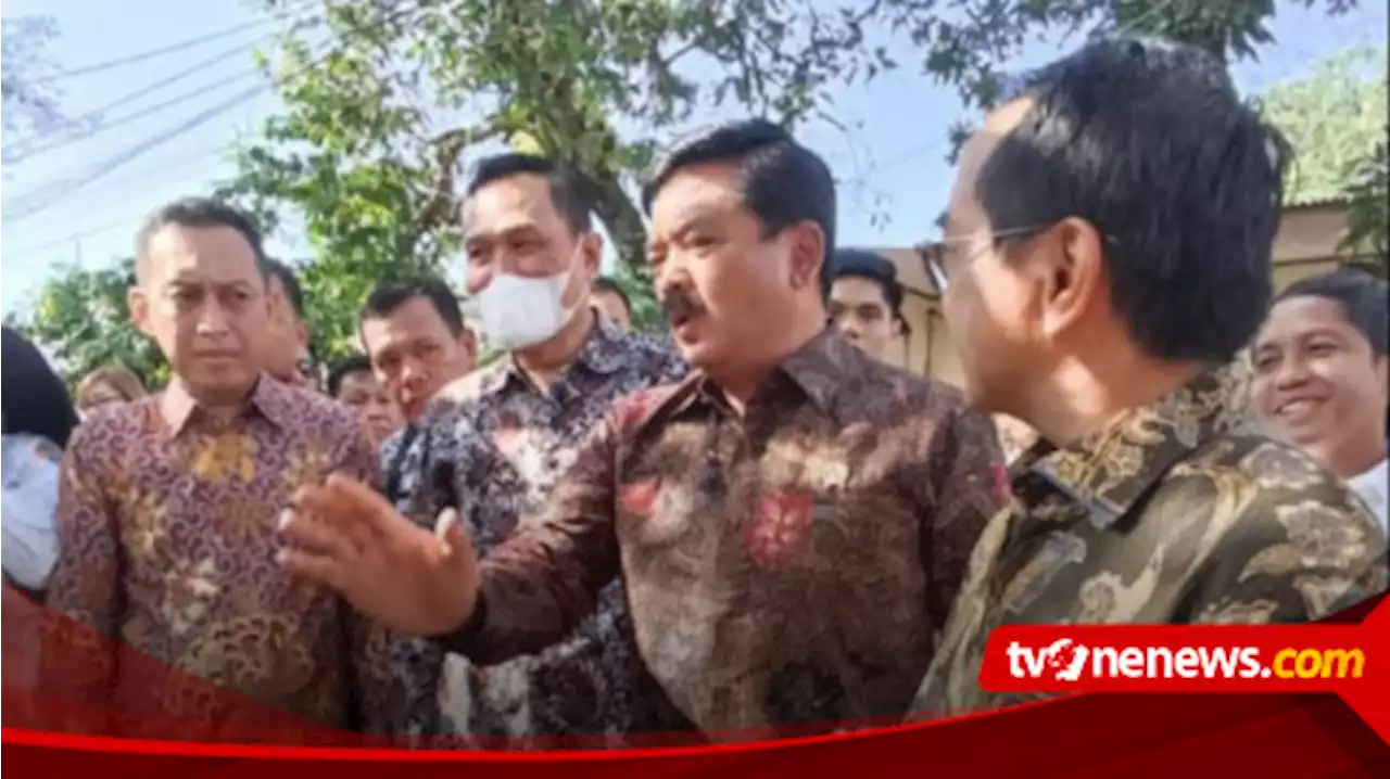 Menteri ATR/BPN Serahkan 23 Sertifikat Tanah Gratis Langsung Ke Rumah-Rumah Dosen Unhas