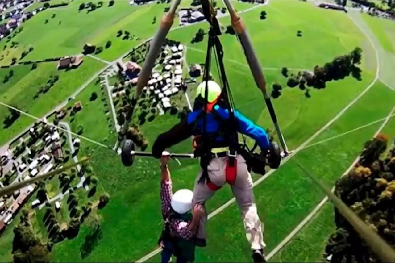 Video: Hombre quedó colgado de una mano en un parapente a 300 metros de altura