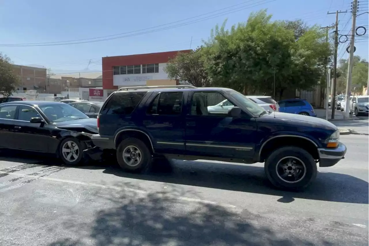 Por no respetar distancia choca por alcance en avenida de Saltillo