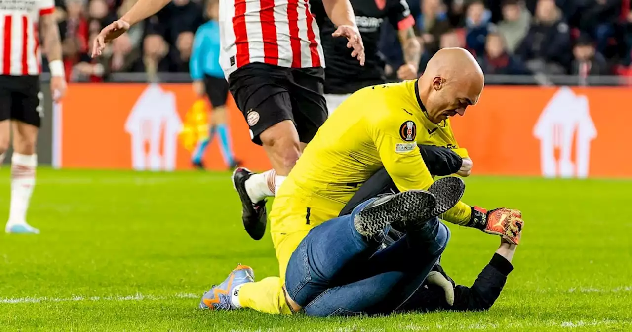 Van de gekke: Sevilla-keeper Dmitrovic wéér slachtoffer van supportersgeweld