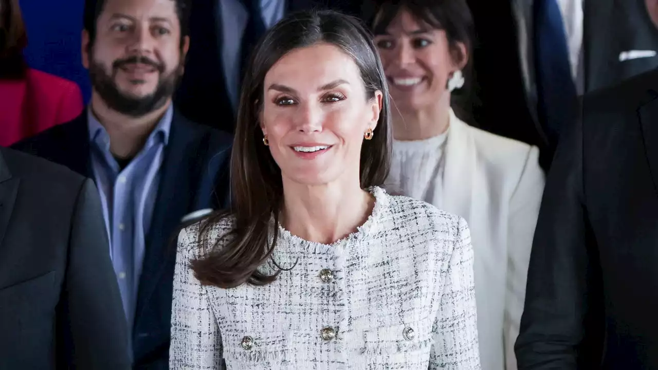 La reina Letizia hace que los leggings negros sean elegantes con un blazer largo y zapatos de tacón puntiagudos