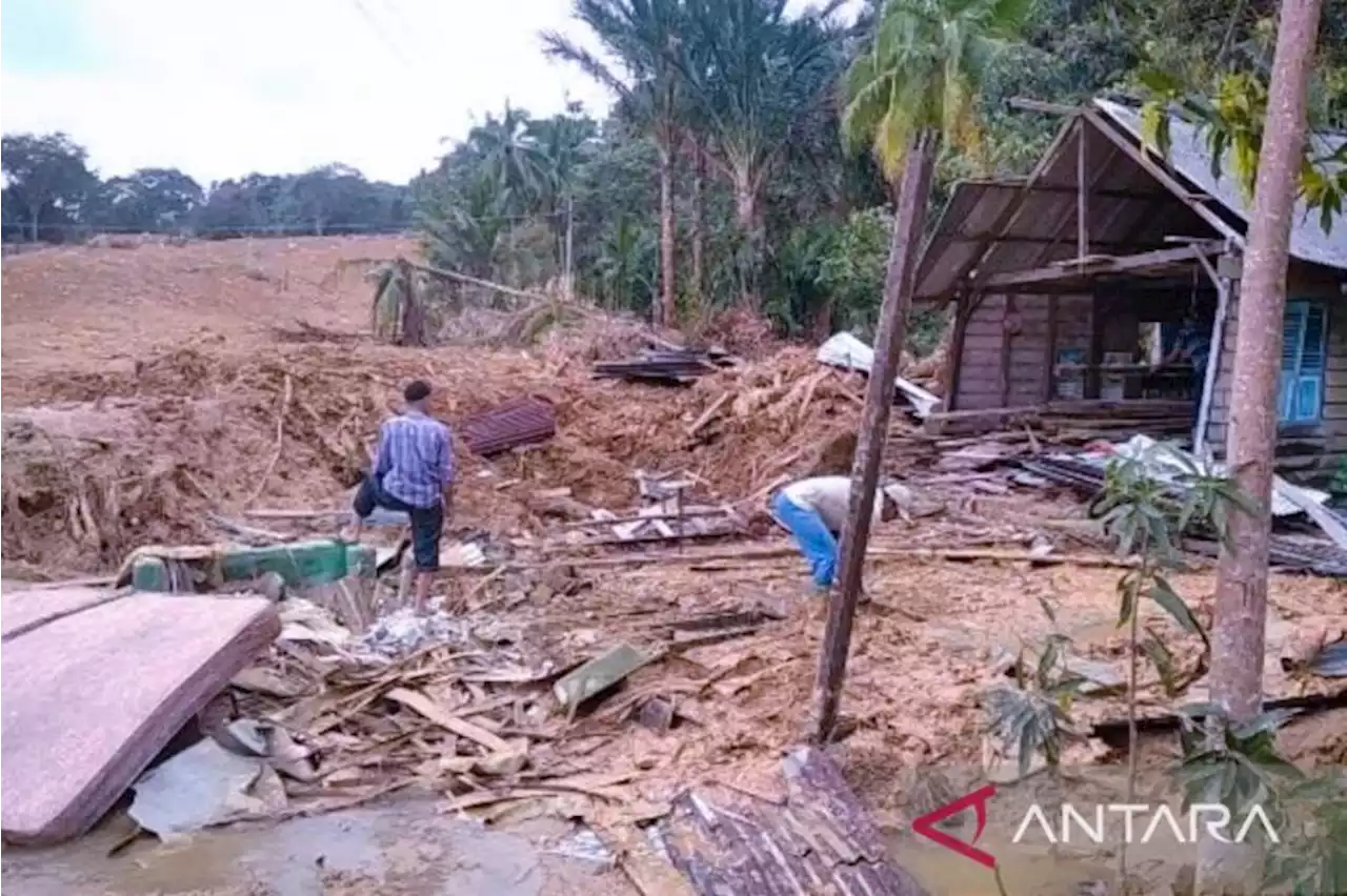 Sebagian pengungsi longsor Serasan kembali ke rumah