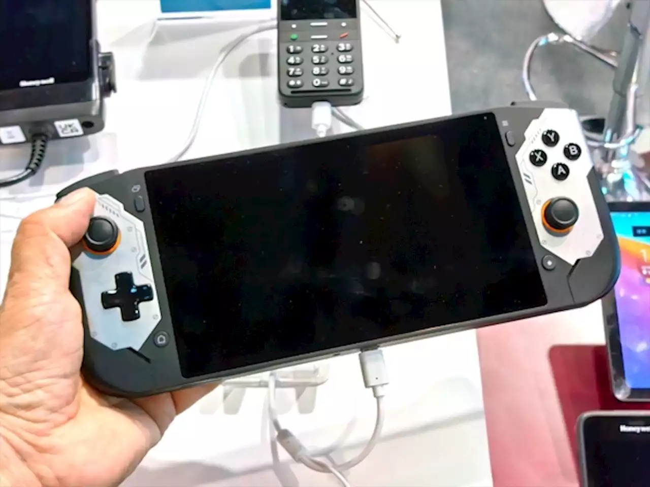 「デジカメ風」「5Gゲーム機」「衛星対応」MWCで見つけた謎スマホまとめ