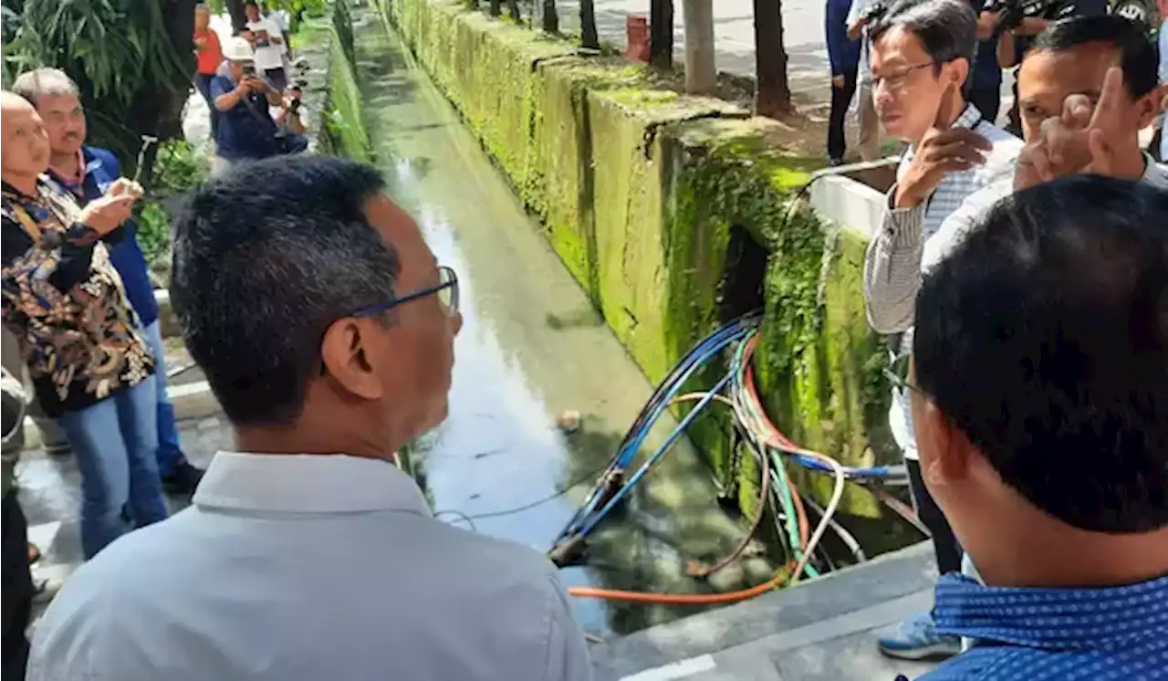 Banyak Kabel Semrawut di Jakarta, Heru Budi Ancam Blacklist Kontraktor