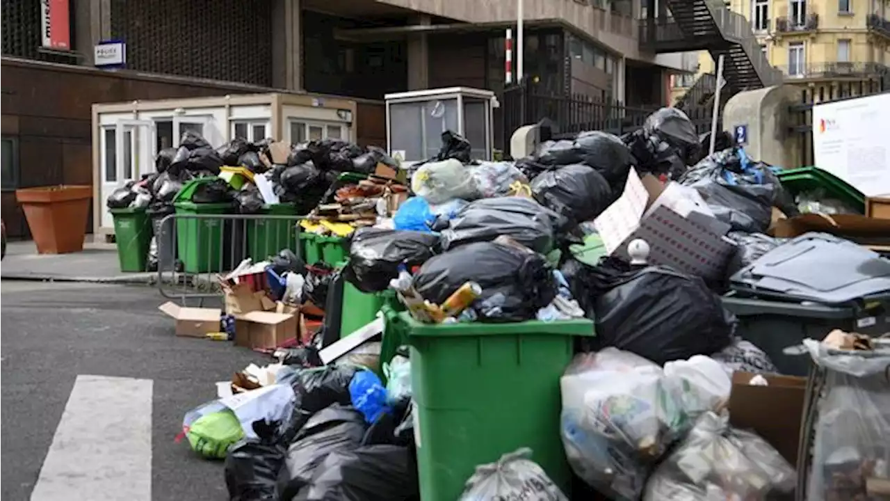 Potret Lautan Sampah Berbau Busuk di Paris Gegara Aksi Demo - Foto 1