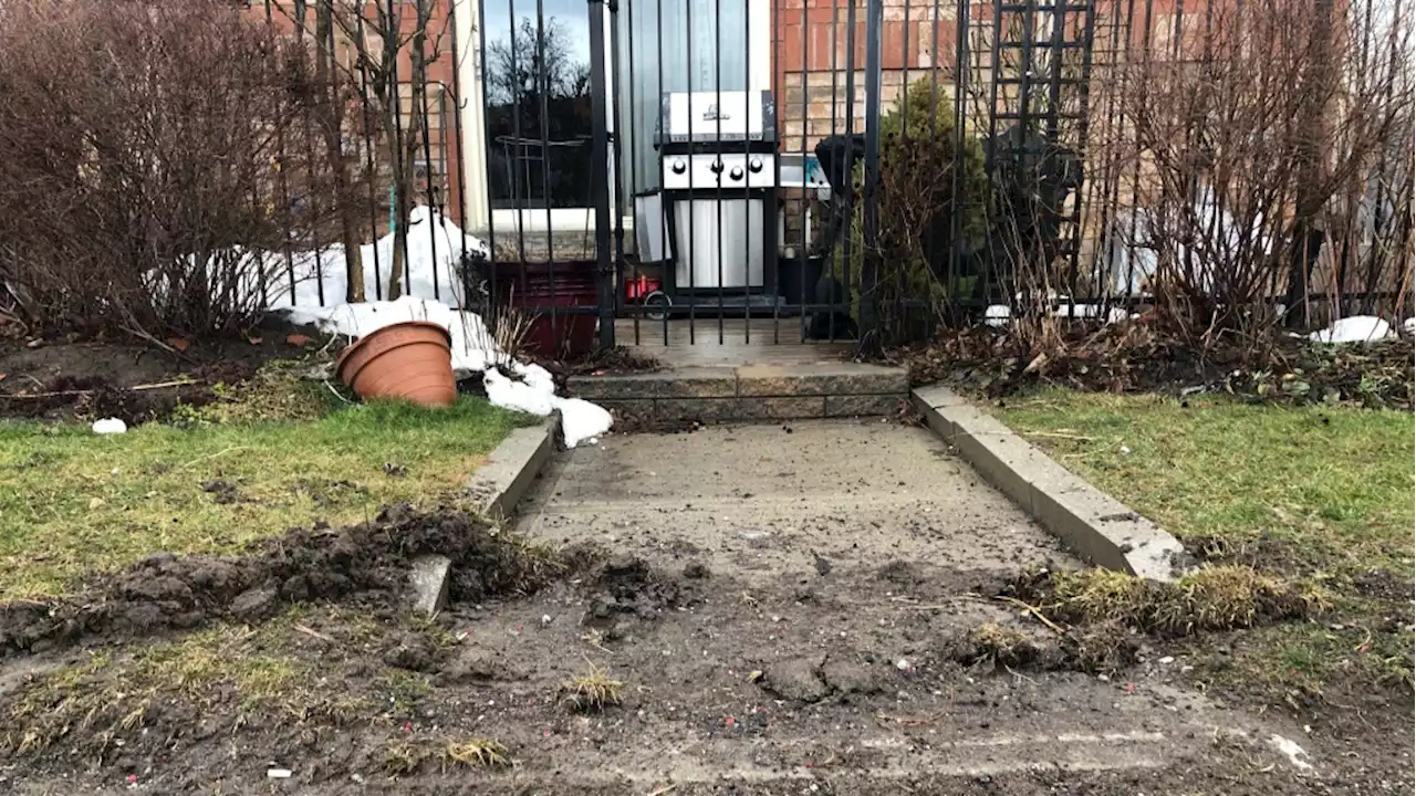 Toronto man frustrated after snow plow allegedly damages his condo every storm