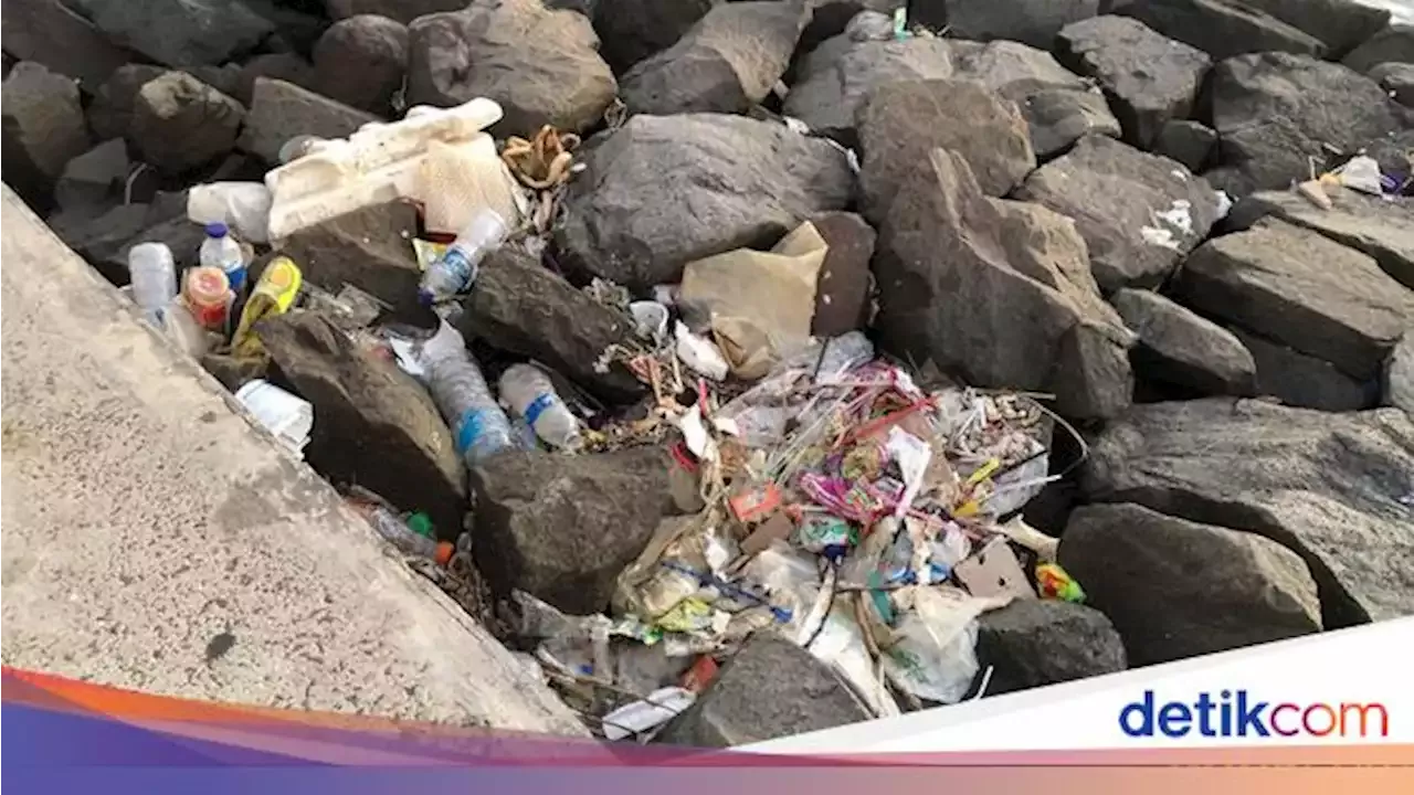 Penampakan Sampah yang Masih Berserakan di Pinggir Pantai Ancol