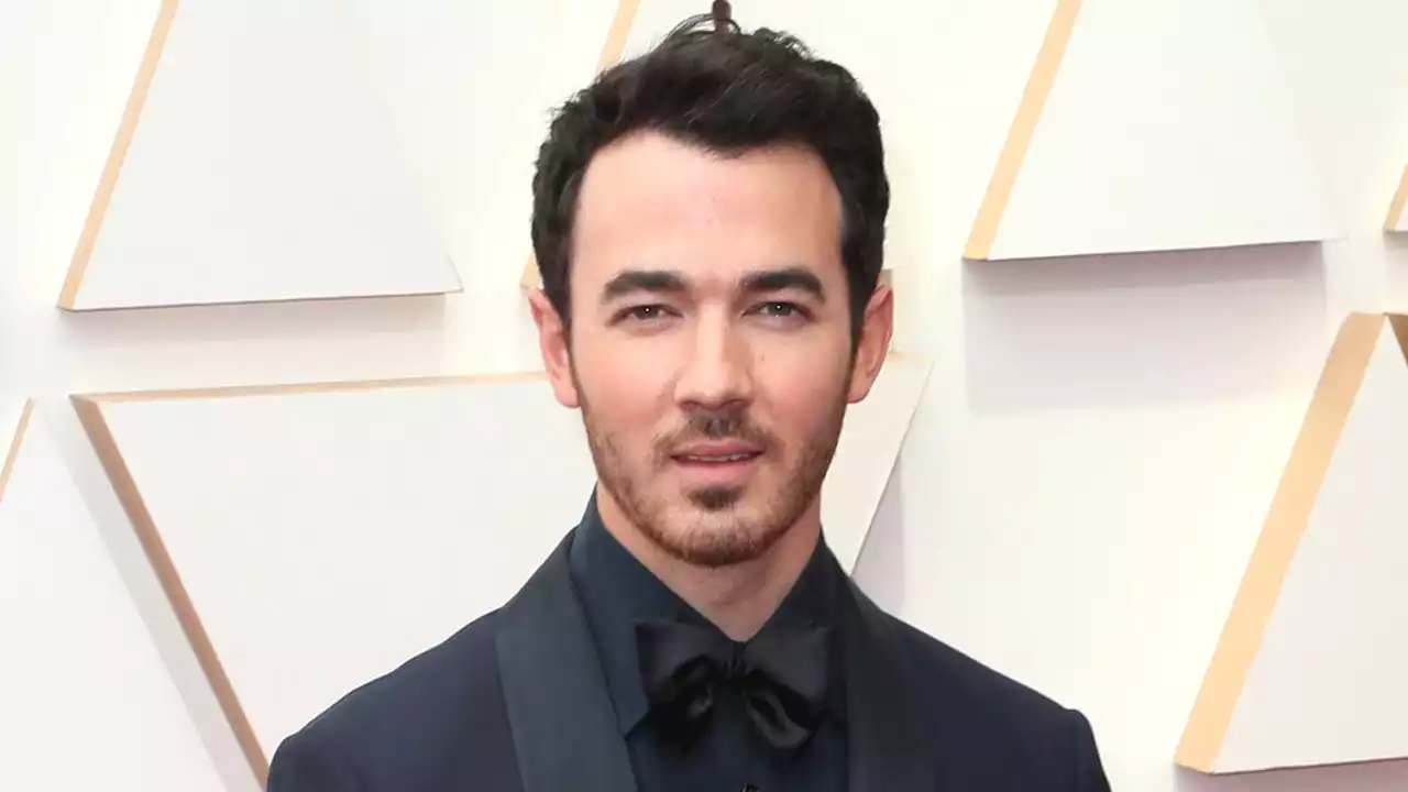 Kevin Jonas Gets Caught on a Mic Stand While Spinning Around Onstage