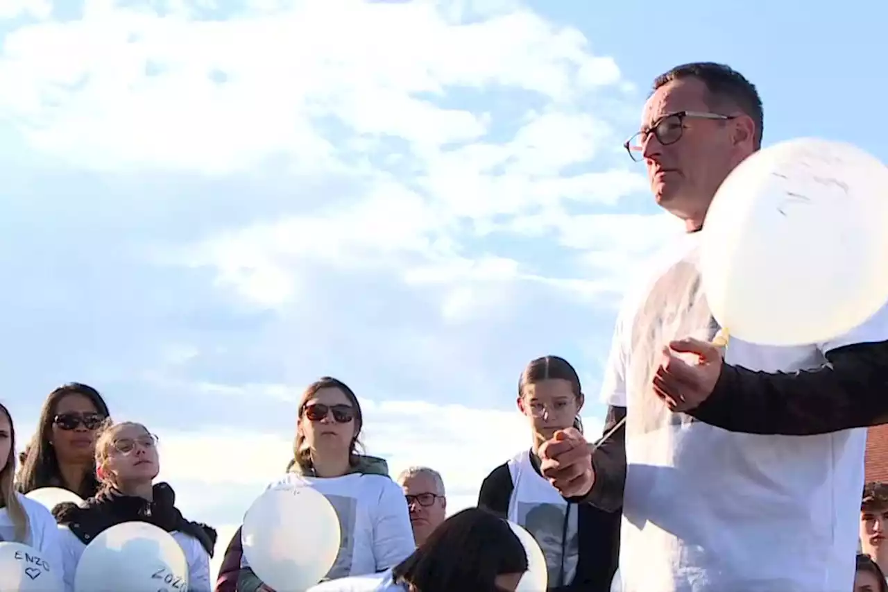 VIDÉO. Un lâcher de ballon pour rendre hommage au jeune Enzo, agressé mortellement à Tarbes il y a un an