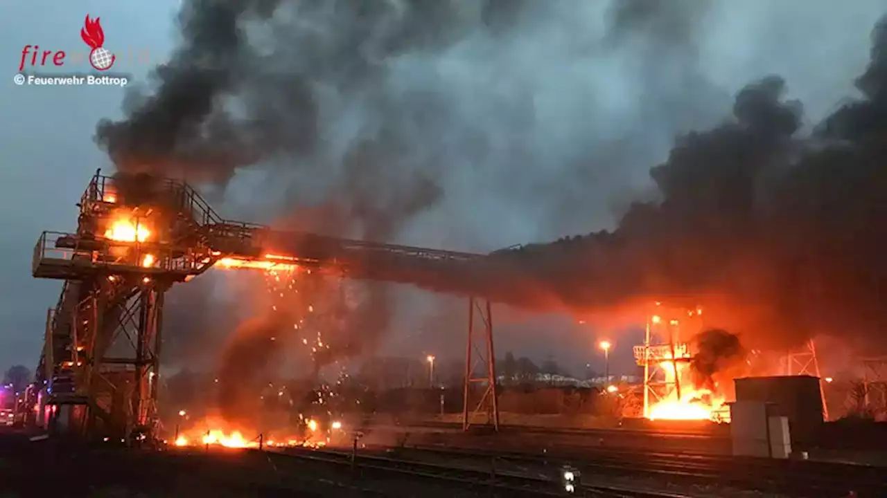 D: Brand im Kohlehafen in Bottrop → Unterstützung durch Löschboot