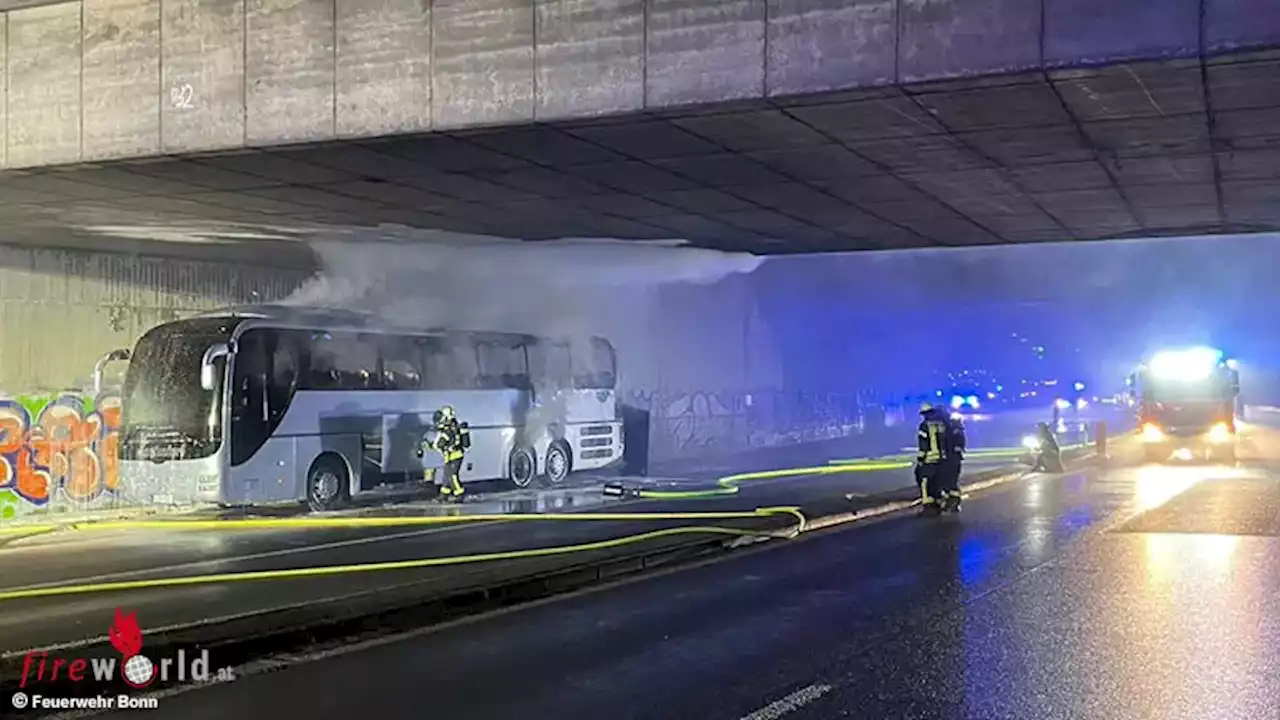 D: Reisebus brennt unterhalb einer Brücke in Bonn