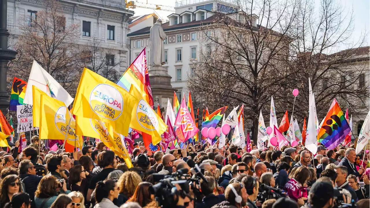 Italie : des centaines de manifestants défilent à Milan contre la restriction des droits des parents homosexuels