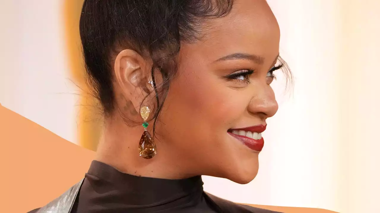 Call me biased, but Rihanna's sculpted baby hairs and high ponytail are literal perfection