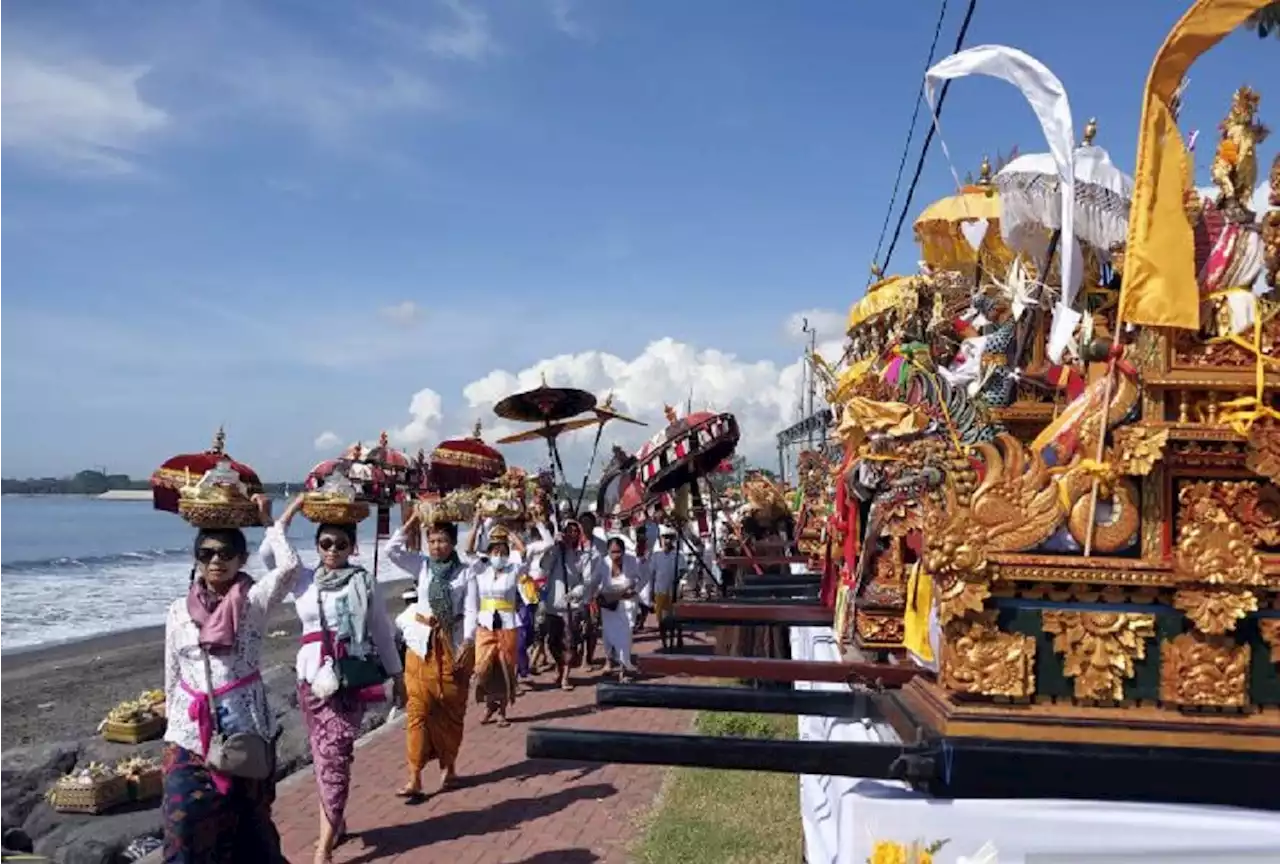 Hari Raya Nyepi Datang, Ribuan Umat Hindu di Bali Gelar Upacara Melasti