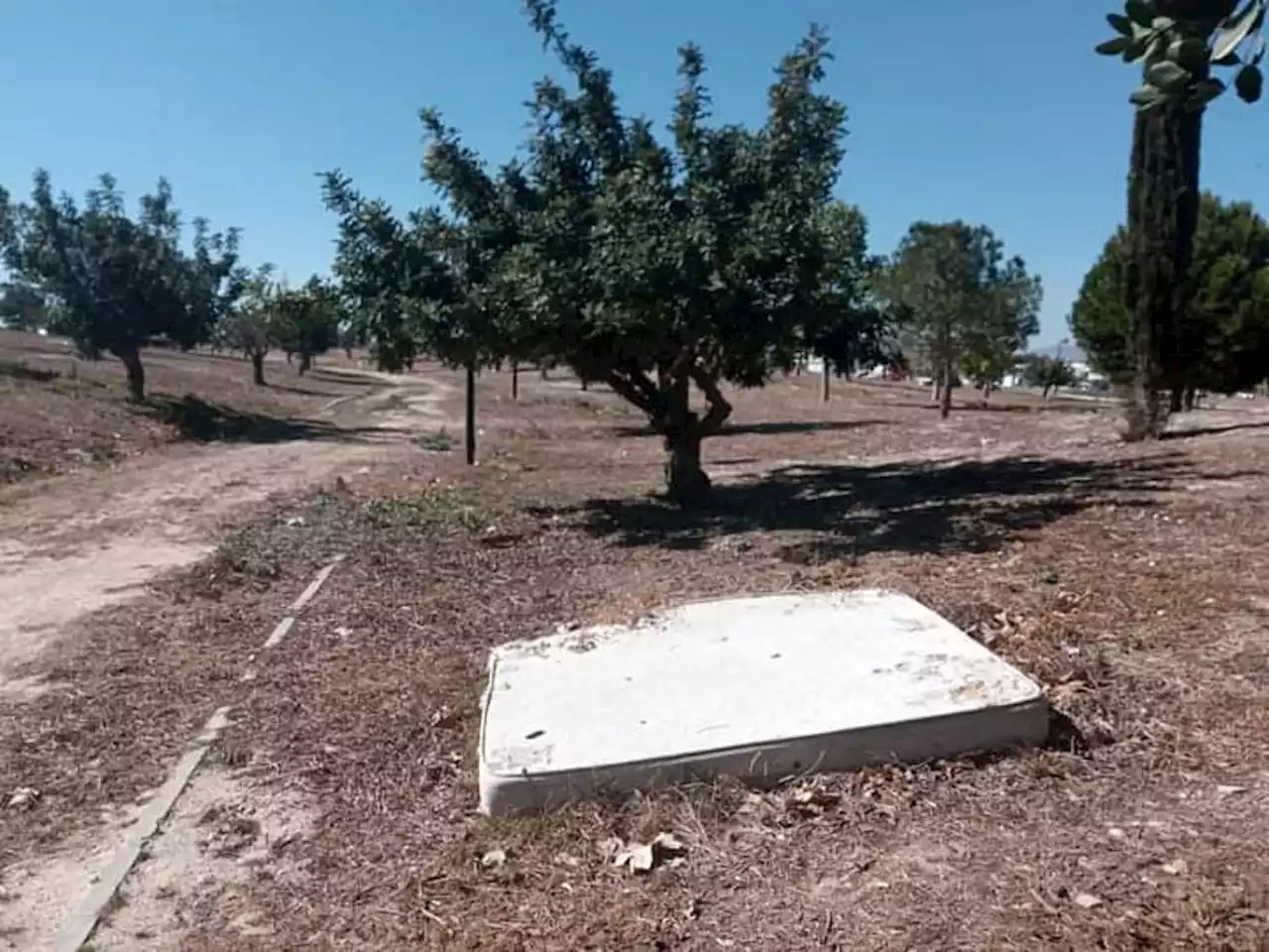 Un viejo colchón abandonado en Alicante sigue apareciendo en Google Earth siete años después