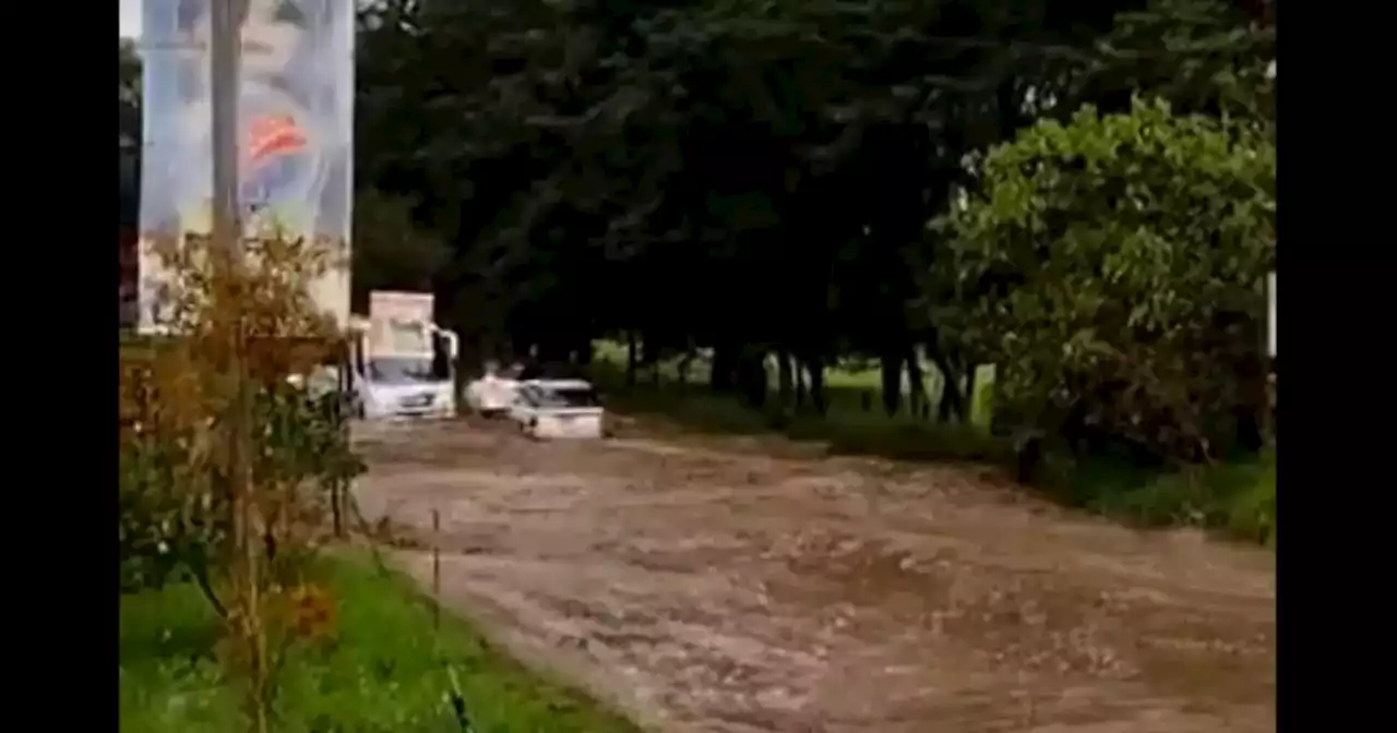 #Video Vuelve y juega: Vía La Calera está inundada por fuertes lluvias; los carros quedaron tapados