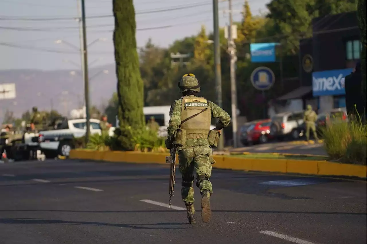 Se enfrentan policías a grupos delictivos en Michoacán; dos muertos