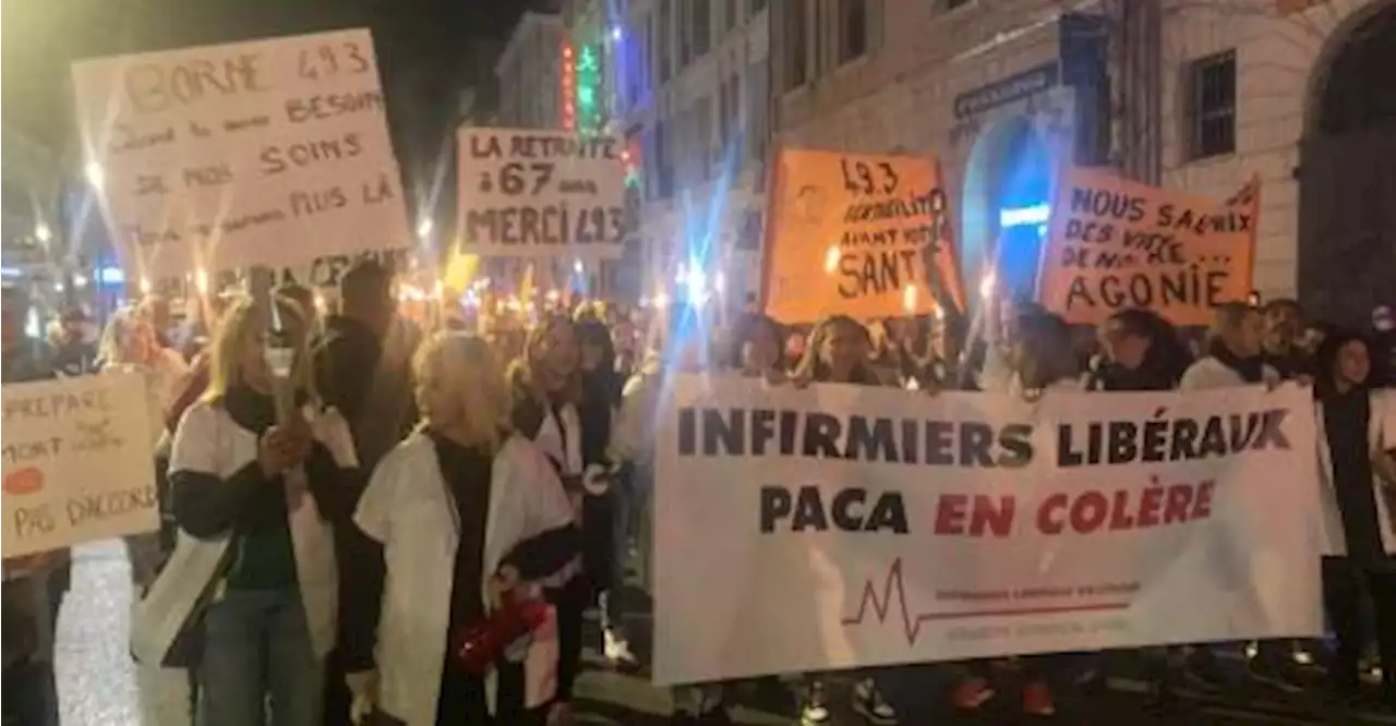 Marseille : marche aux flambeaux des infirmiers contre la réforme des retraites