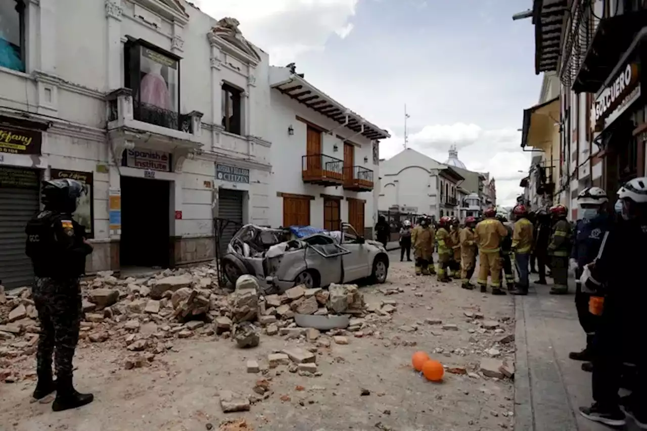 Al menos cuatro muertos tras un fuerte sismo en Ecuador: iba en auto y le cayó una pared encima