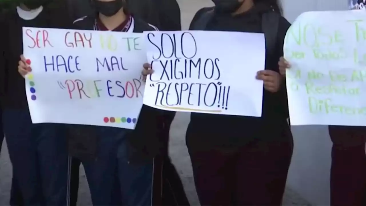 Alumnos cierran escuela en protesta tras presunto despido de un maestro por sus preferencias sexuales