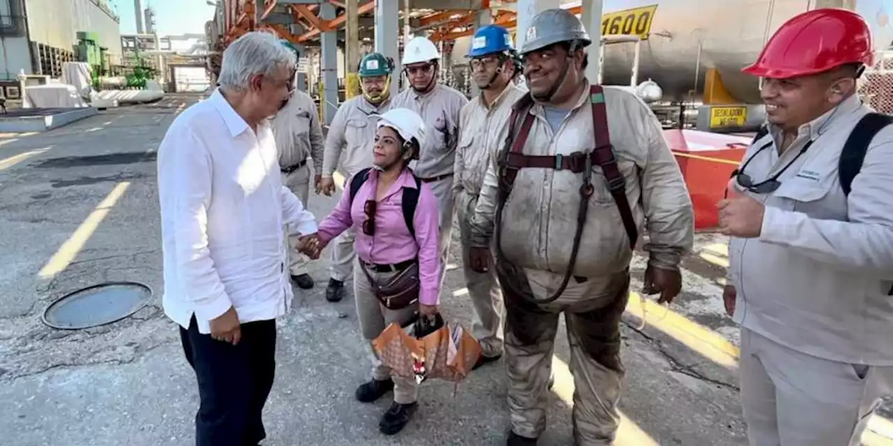 AMLO visita refinería de Minatitlán, Veracruz; reconoce a trabajadores